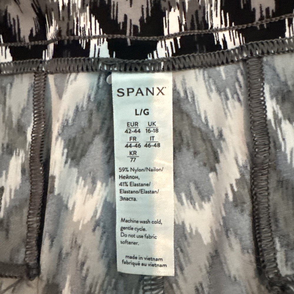 Spanx The Get Moving Shorts Womens Large Black White Ikat Geometric Print RN1121 - Picture 3 of 7